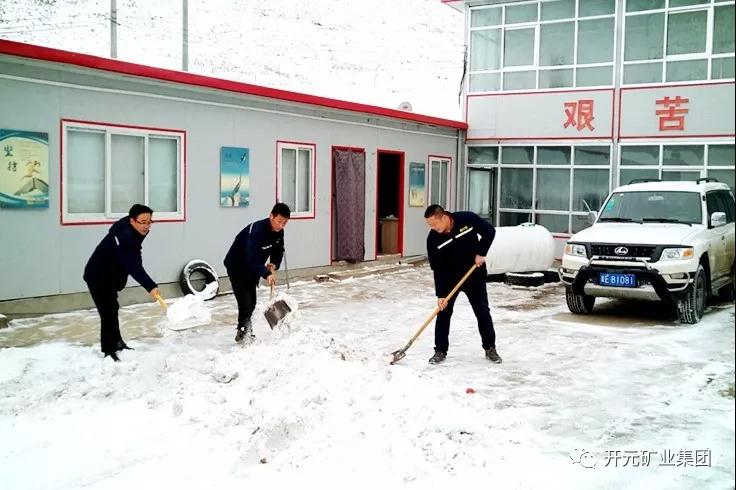 人間四月芳菲盡，山中春雪還復(fù)來