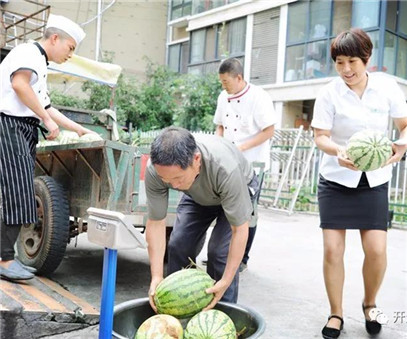 買下一整車西瓜，讓瓜農(nóng)早點(diǎn)回家